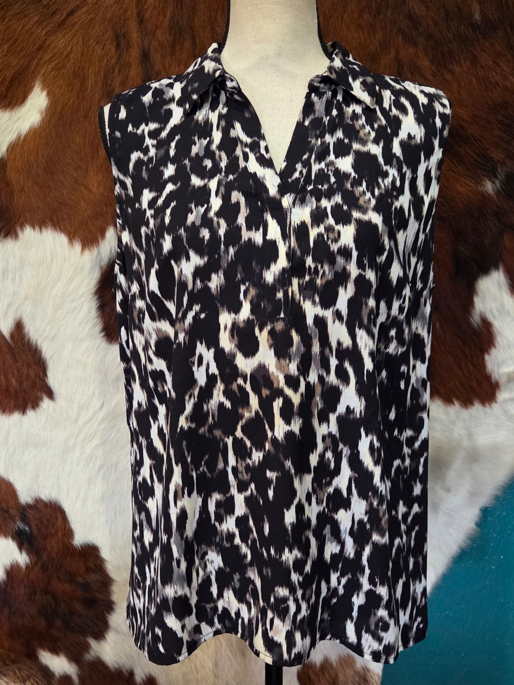 Dana Buchman Black and White Sleeveless Animal Print V-Neck Top